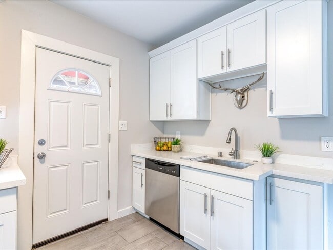 Building Photo - Beautifully remodeled corner lot Roosevelt Home