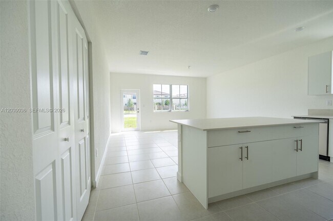 Building Photo - 2485 SE 29th Dr