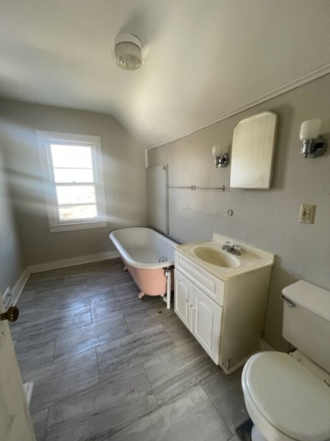 Building Photo - 3 Bedroom 2 Bathroom Home 1/2 OFF FIRST MO...