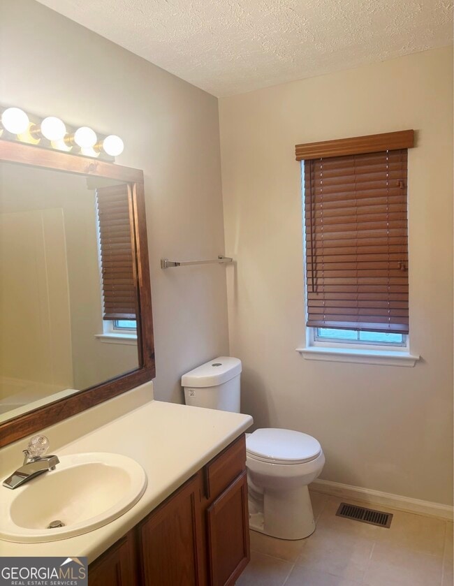 Building Photo - 557 Crestridge Ct