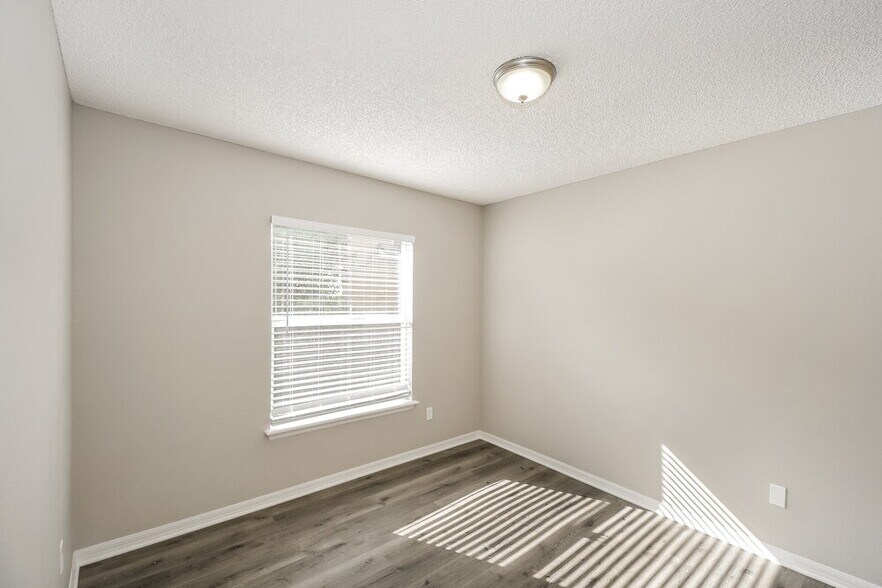 Building Photo - 1098 Maple Ln