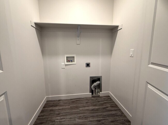 Building Photo - Townhome available now in Haven Dell!