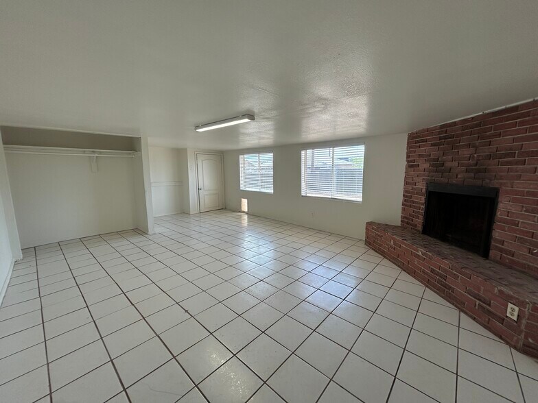 Building Photo - 3062 N 42nd Ave