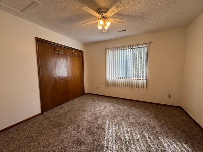 Building Photo - 6227 Willow Ln