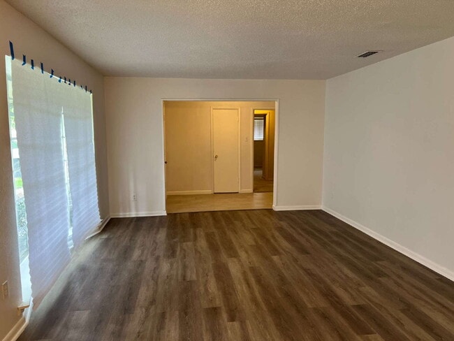 Building Photo - 2730 King Cole Dr