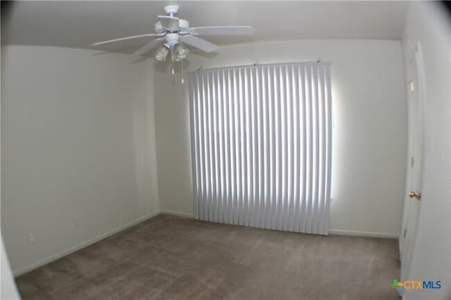 Building Photo - 102 E Robin Ln