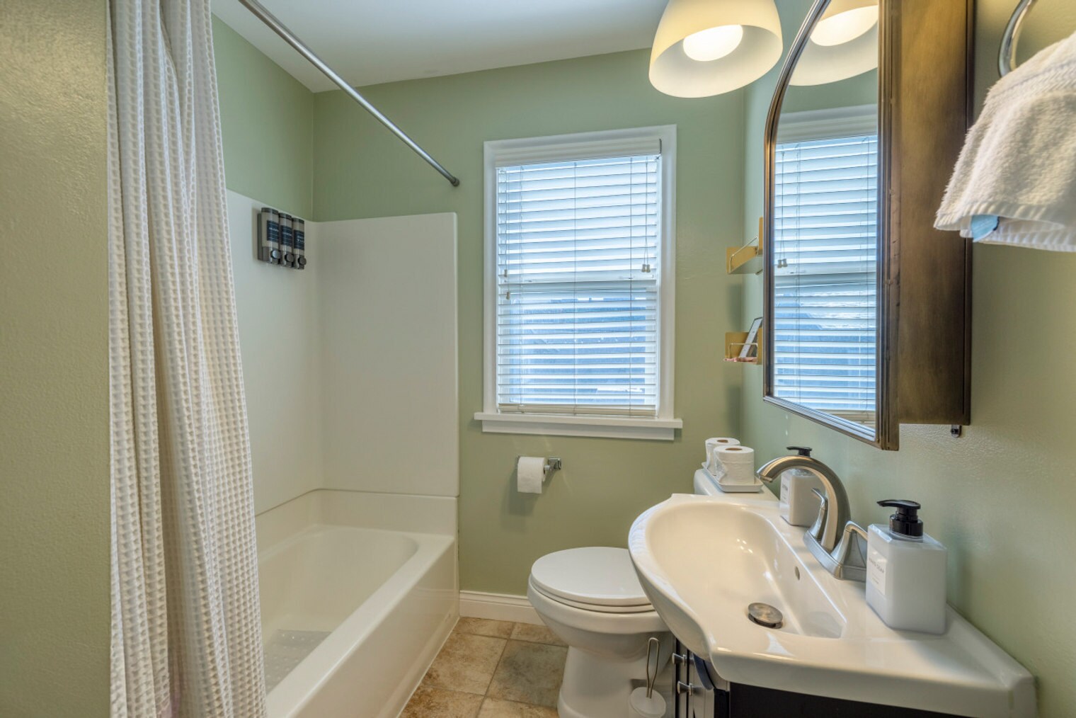 Building Photo - 356 E Utopia Ave