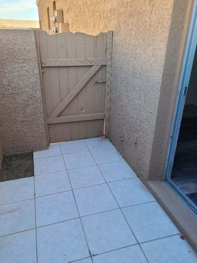 Building Photo - LA CRESCENTA CONDOMINIUMS