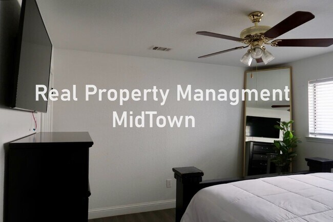 Building Photo - Charming Home Centrally Located in the DFW