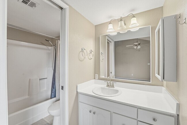 Building Photo - Beautifully maintained 3-bedroom, 2.5-bath Condo in the heart of Phoenix!