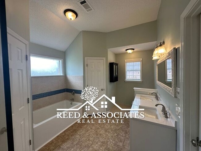 Building Photo - 3 Bedroom in Lakeland