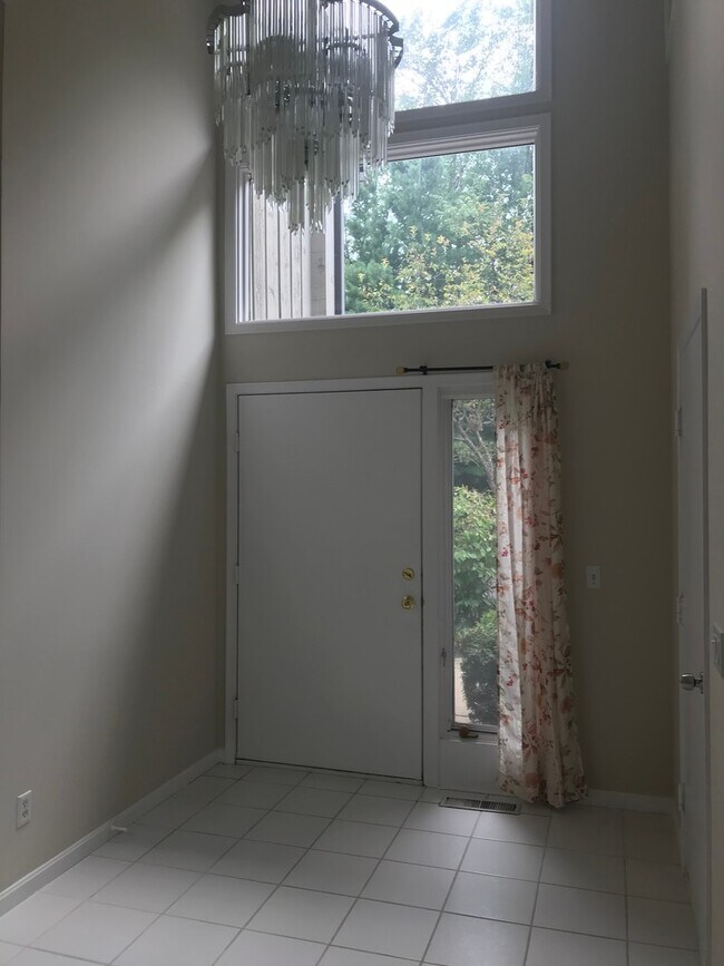 Building Photo - Solon 4 Bedroom Rental