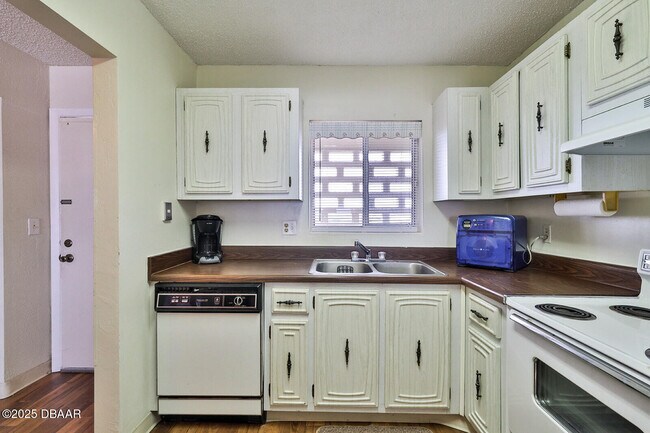 Building Photo - 2711 N Halifax Ave