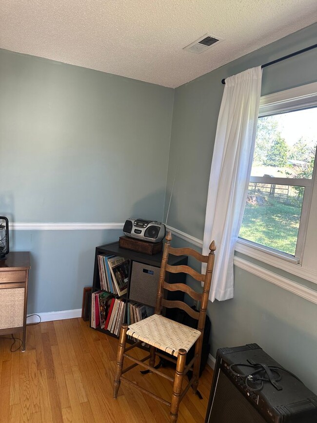 Building Photo - 4 Bedroom, 2 Bath farm house out in the Co...