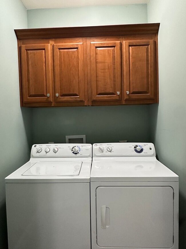 Building Photo - Lovely Custom Built Home with 2 Car Garage and Lots of Privacy