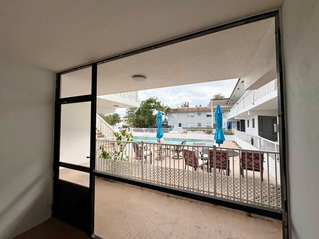 Building Photo - 305 SE 9th Ave