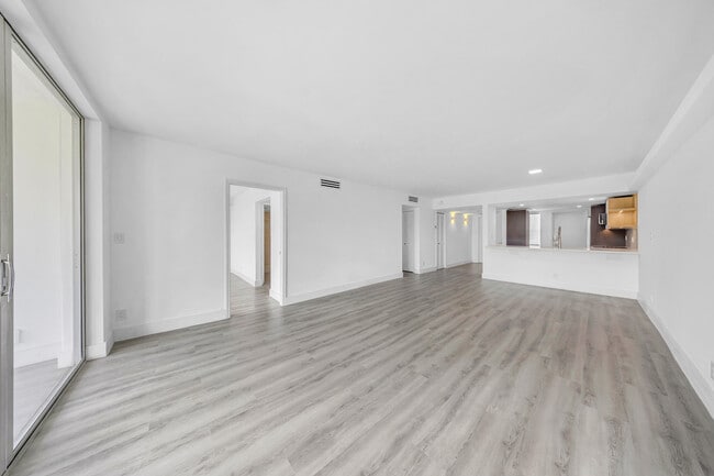 Building Photo - 3151 S Palm Aire Dr