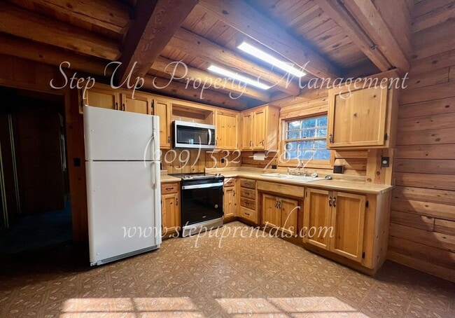 Building Photo - Rustic Retreat: Charming 1-Bedroom Log Cab...