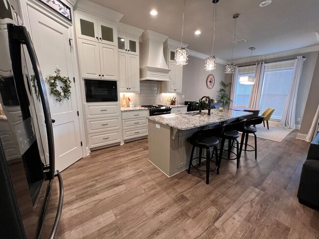 Building Photo - 4 BEDROOM/3 BATH SPACIOUS IN GATED COMMUNITY