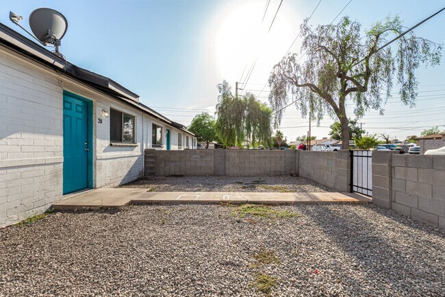 Building Photo - Two Bedroom with Washer/dryer! - 4 Weeks of Free Rent!