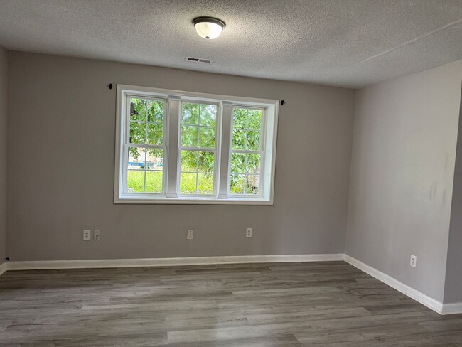 Building Photo - Home in Pembroke