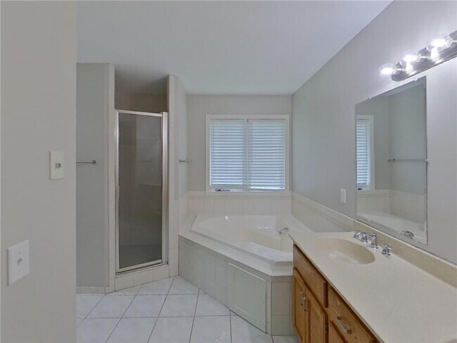 Building Photo - 209 Greenbriar Ln