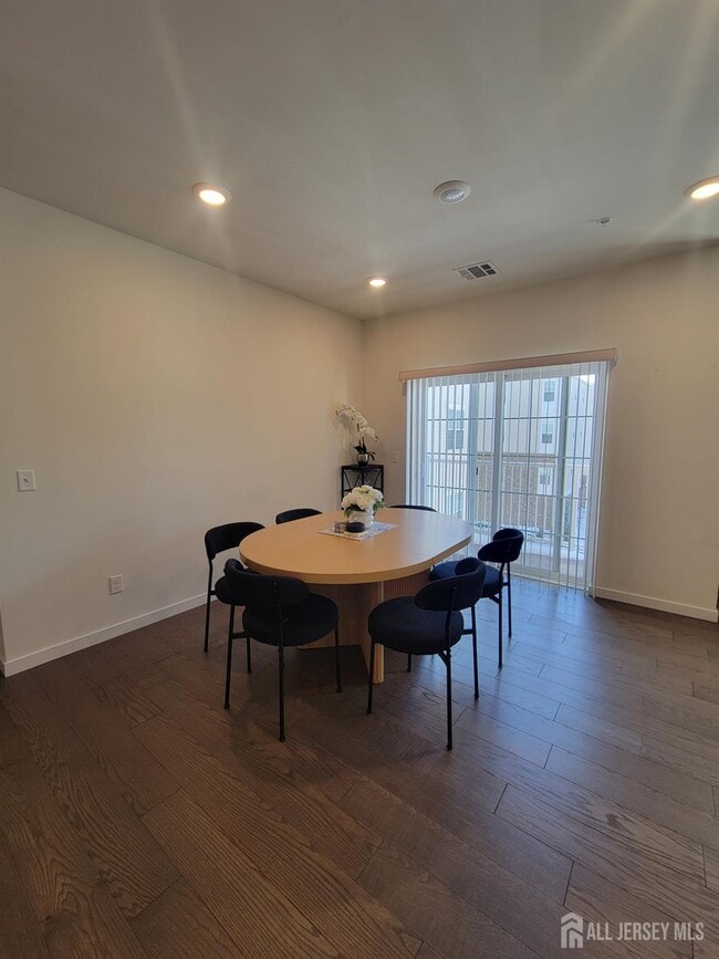 Building Photo - 231 Lorhan Dr