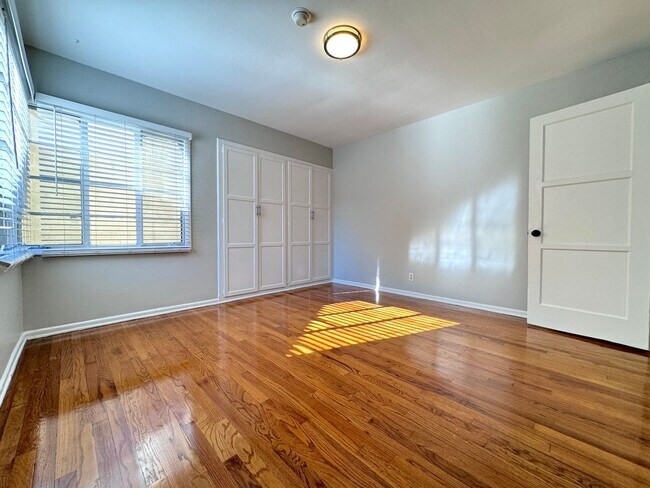Building Photo - Classic Hollywood 1-Bedroom near Hollywood...