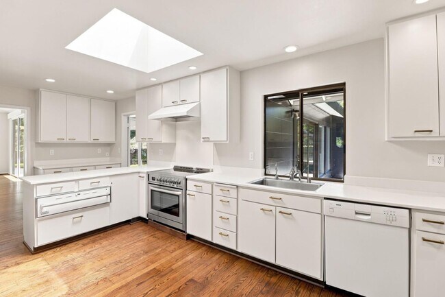 Building Photo - 820 Eucalyptus Ave