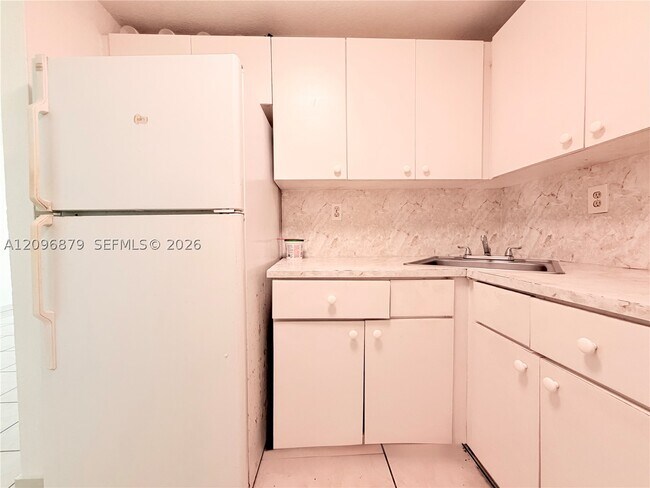 Building Photo - 606 W 81st St