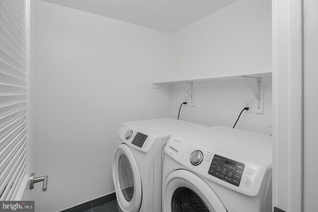 Building Photo - Pennsport Townhome with Garaged Parking