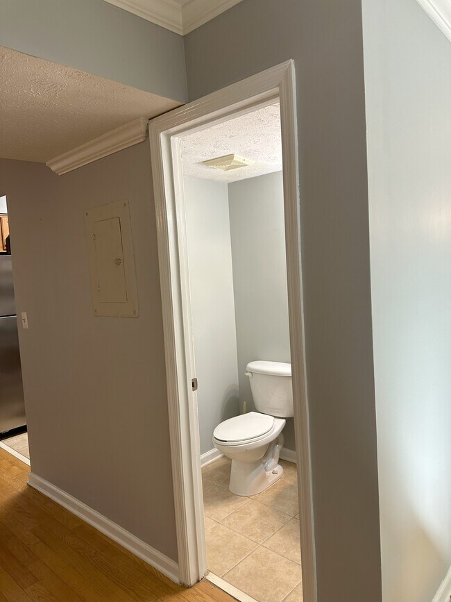 Building Photo - 3200 Seven Pines Ct