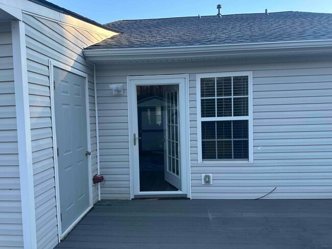 Building Photo - 1633 Summerwoods Cir
