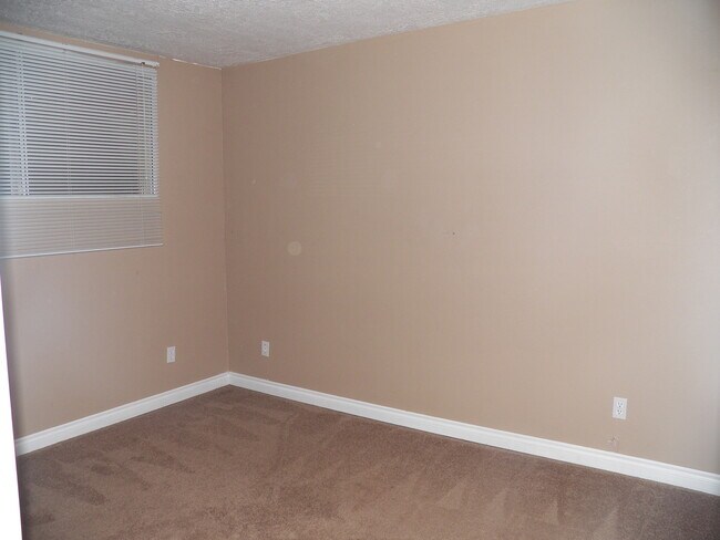 Building Photo - Southwest Portland Condo with views!