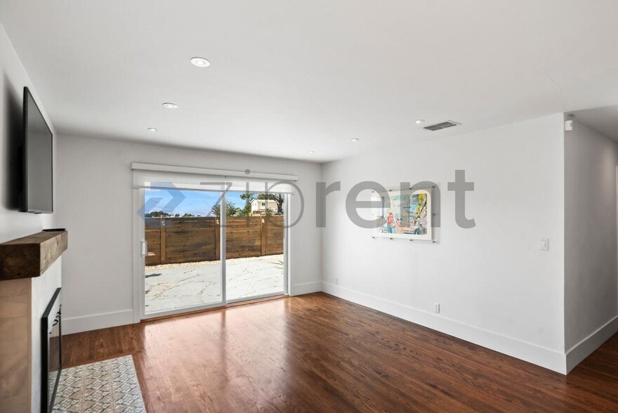 Building Photo - 1545 Crespi Dr