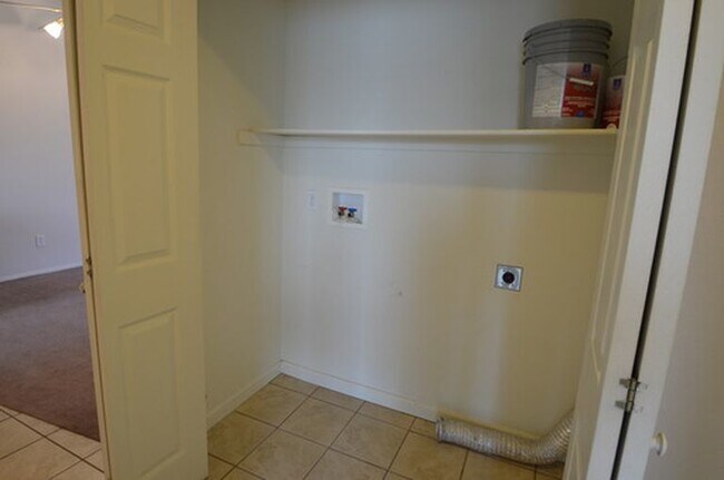 Building Photo - Clean, Bright upstairs Banyan Hollow Condo w/ central A/C!