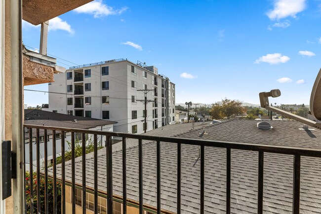 Building Photo - 1540 S Fairfax Ave