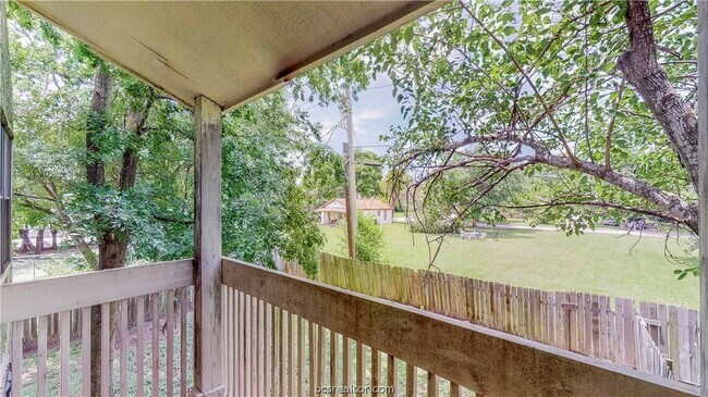 Building Photo - 303 Manuel Dr
