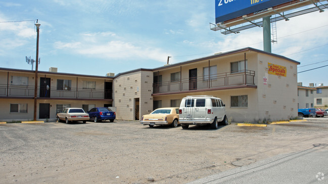 Primary Photo - Freeway East Apartments