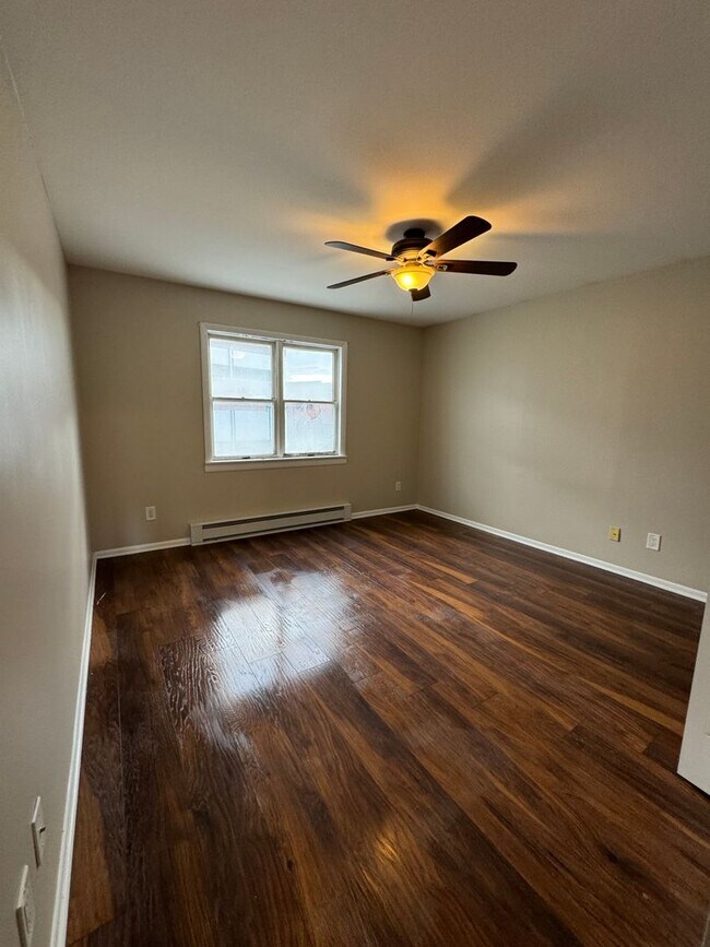 Building Photo - 400 Front St