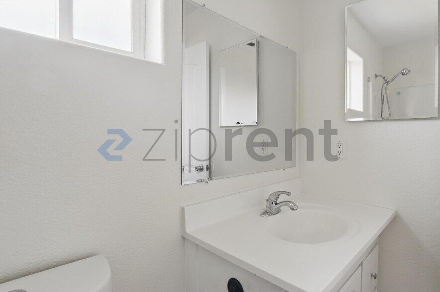 Building Photo - 1365 Valley View Ave