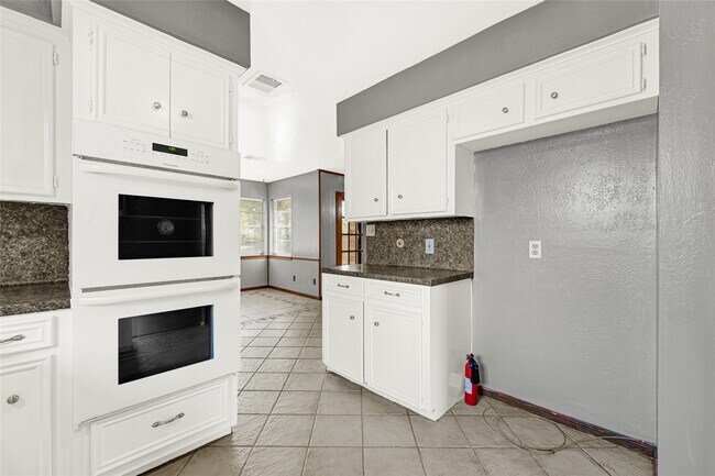 Building Photo - 225 St Cloud Dr