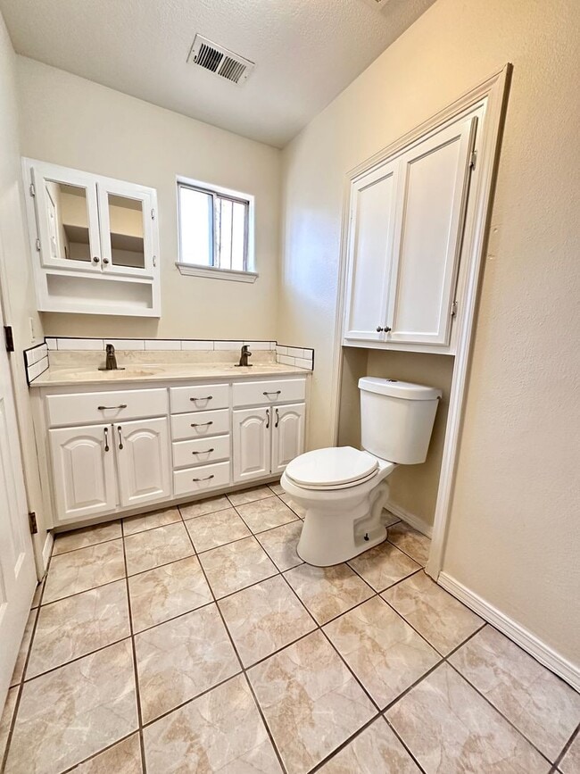 Building Photo - Located Near Downtown 2 Bedroom 1 Bathroom