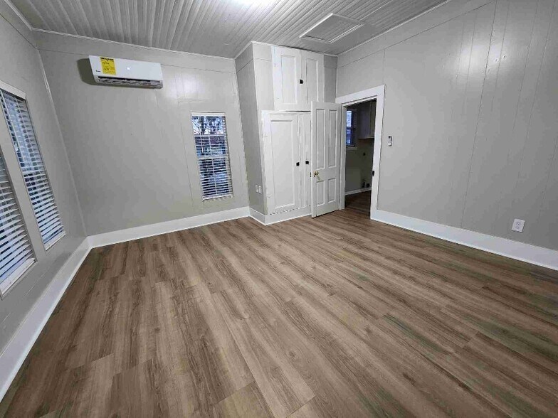 Building Photo - 206 N Donohue St