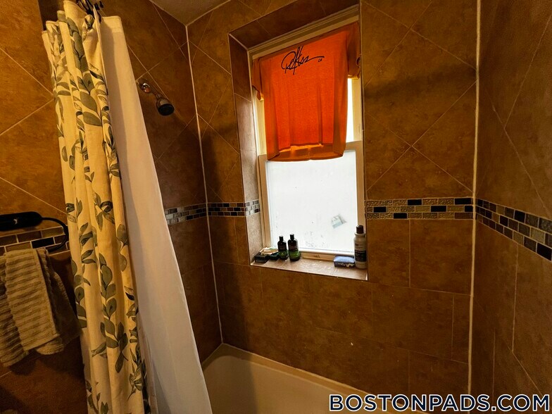 Building Photo - 244 Kelton St