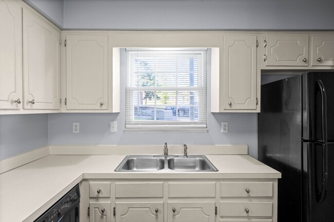 Building Photo - 2 Bedroom Condo For Rent Near Post!