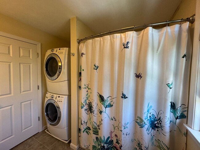 Building Photo - Updated Two-Bedroom Corner Townhouse in Lo...