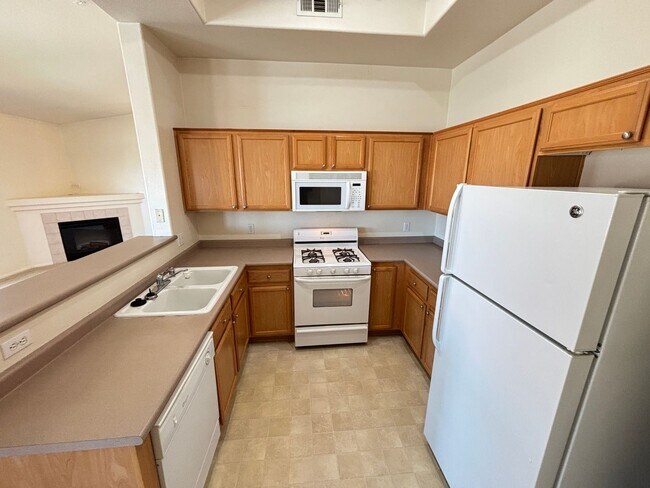 Building Photo - Beautiful 2Bed/2Bath Condo located in Henderson's Mission Ridge gated Community