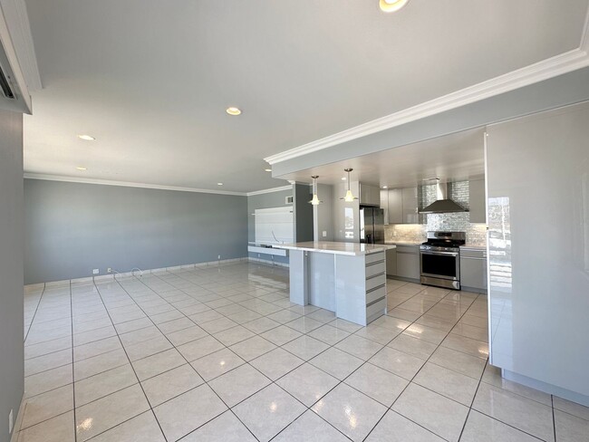 Building Photo - 4053 Sunset Ln