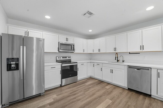 Building Photo - Beautiful Glendale Home With Pool!